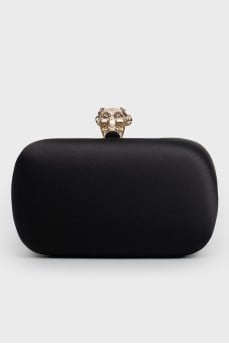 Clutch with a fastener