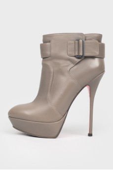 Leather ankle boots with buckle