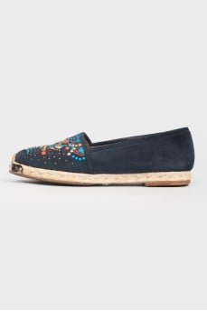 Espadrille suede with embroidery and jewelry