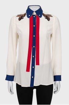 Straight blouse decorated with embroidery