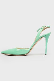 Sandals with pointed closed toe