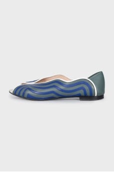 Leather shoes with embossed stripes