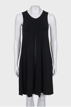 Sleeveless, loose-fitting dress