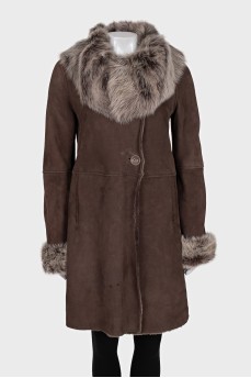 Sheepskin coat with buttons and a voluminous collar