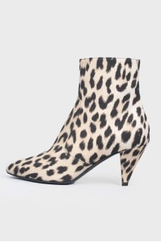 Singered boots in a leopard print