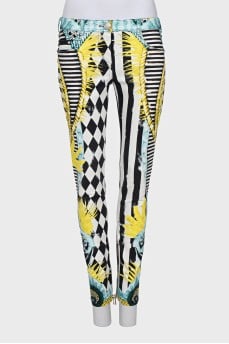 Low-rise jeans with a bright print