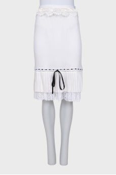 Straight midi skirt decorated with lace