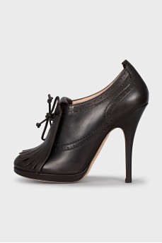 Brown leather shoes with fringe