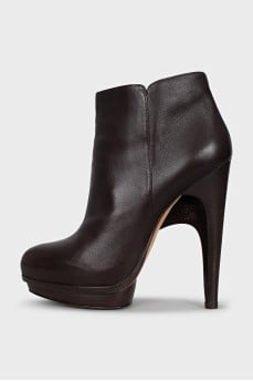 Leather ankle boots with round toes