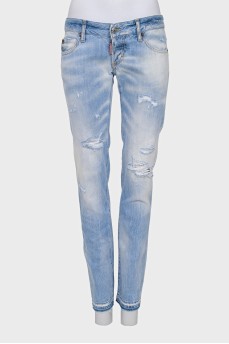 Low-rise jeans with a ripped effect