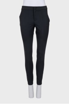 Cropped trousers with creases at the mid-waist