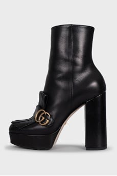 Leather ankle boots with brand logo