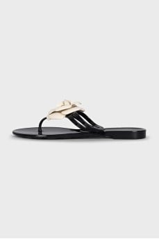 Black rubber flip-flops decorated with a flower