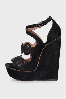 Suede sandals with shaped elements