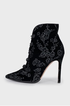 Velvet ankle boots decorated with embroidery