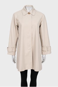 Loose-fitting buttoned coat