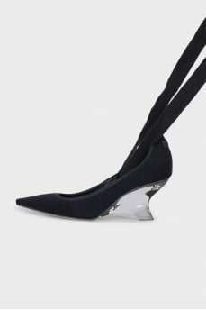 Pointed-toe shoes