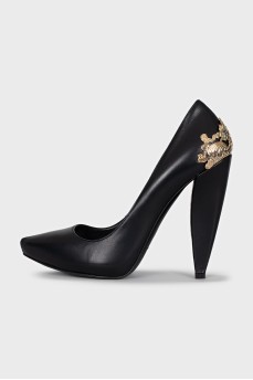 Leather high heels with decoration