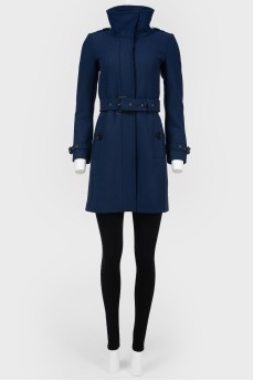 Coat with a high collar and with a belt