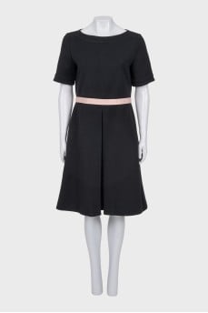 Fitted dress with a front pleat