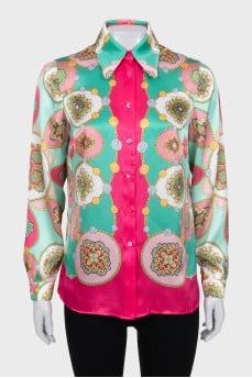 Silk shirt with a bright print and tag