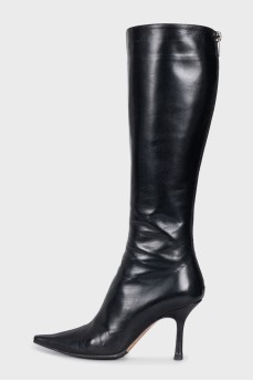 Leather boots with pointed toes
