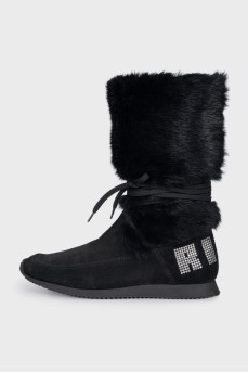 Suede boots decorated with fur