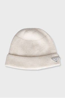 White knitted hat