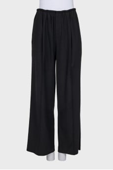 Loose trousers with a stitched crease