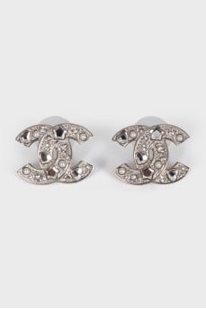 Logo-shaped earrings with crystals