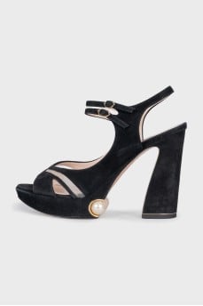 Suede sandals decorated with pearls