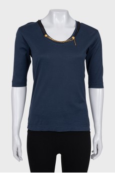 Straight T-shirt decorated with a chain