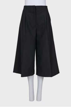 Black high-waisted Bermuda shorts