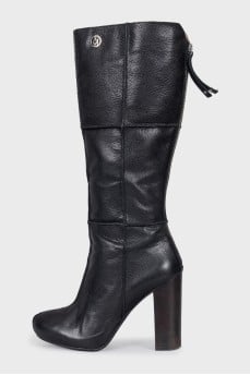 Black leather boots with a zipper