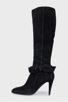 Black suede boots with a bow