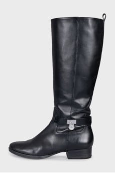 Leather boots with silver pendant