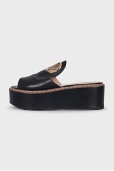 Leather flip-flops with a gold logo