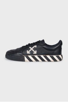 Men's sneakers with a branded tag