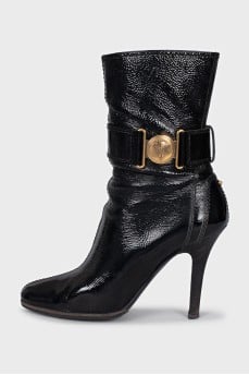 Patent leather boots with a zipper