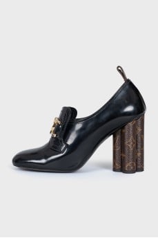 Leather shoes with a printed scalloped heel