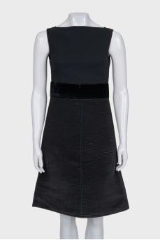 Fitted black dress with a zipper