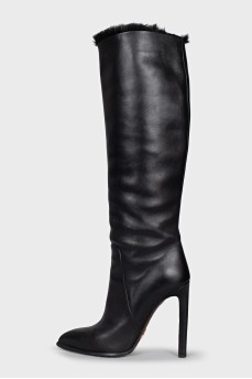 Black leather boots insulated with fur