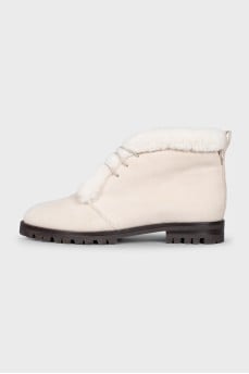 Insulated beige suede boots with tag