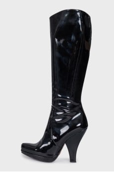 Patent leather boots with a figured heel