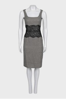 Fitted dress with a printed pattern and lace trim