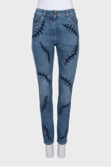 Mid-rise jeans decorated with embroidery