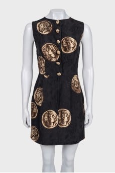 Fitted dress with accent buttons