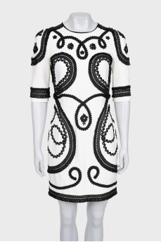 Fitted dress with lace pattern