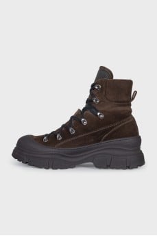 Suede boots with a decorated tongue