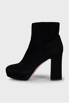 Suede ankle boots with a stable heel
